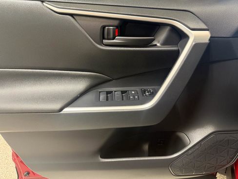 Used 2020 Toyota RAV4 LE image 12