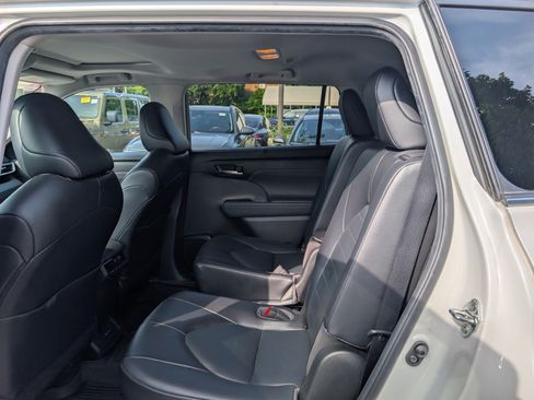 Used 2022 Toyota Highlander XLE AWD/4WD image 16