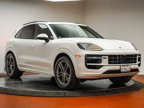 Used 2025 Porsche Cayenne image 8