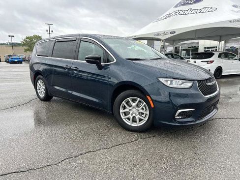 Used 2025 Chrysler Pacifica Select FWD image 2