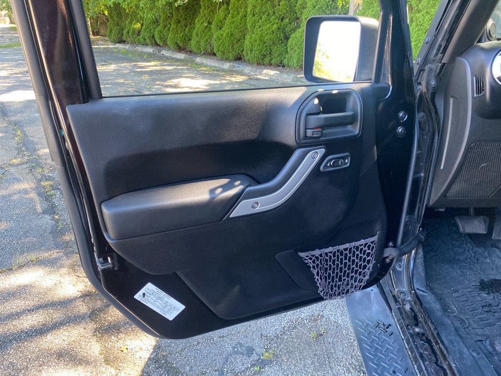 Used 2014 Jeep Wrangler Unlimited Sahara w/ Dual Top Group AWD/4WD image 10