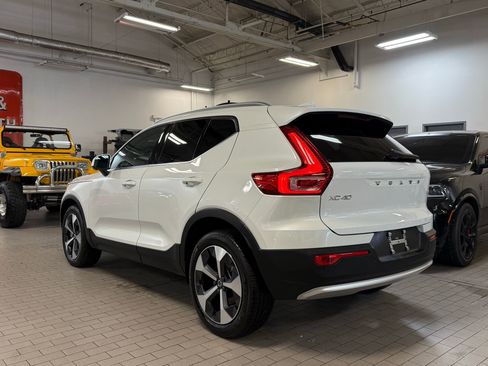 Used 2025 Volvo XC40 B5 Plus image 4