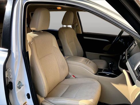 Used 2016 Toyota Highlander Plus FWD image 9