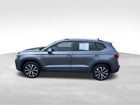Used 2022 Volkswagen Taos SE w/ Panoramic Sunroof Package FWD image 4