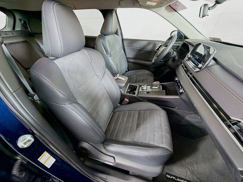 Used 2024 Mitsubishi Outlander SE image 27