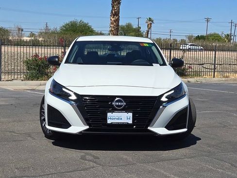 Used 2025 Nissan Altima 2.5 SV FWD image 2