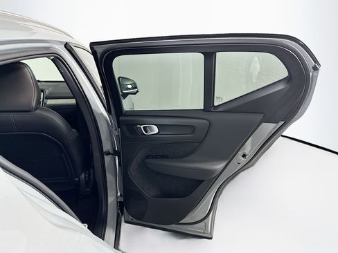 Used 2025 Volvo XC40 B5 Core image 33