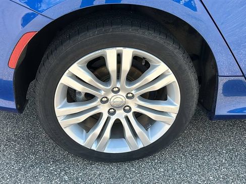 Used 2015 Chrysler 200 Limited w/ Convenience Group FWD image 9