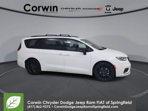 Used 2025 Chrysler Pacifica Limited FWD image 1