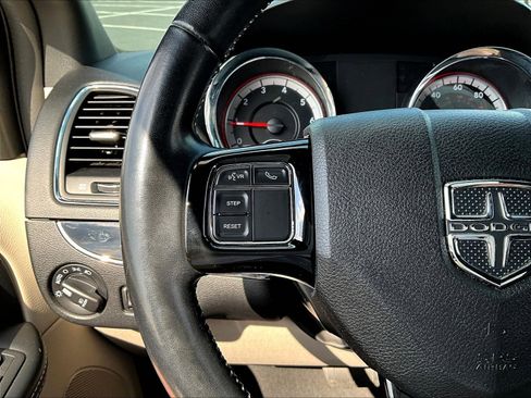 Used 2020 Dodge Grand Caravan SXT FWD image 11
