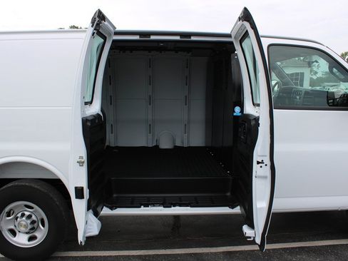 Used 2025 Chevrolet Express 2500 w/ Driver Convenience Package RWD image 9