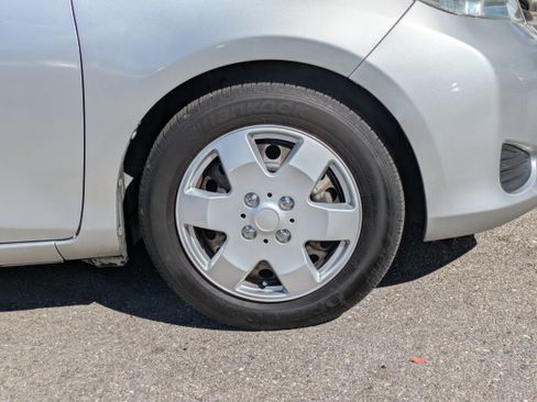 Used 2012 Toyota Yaris L image 10