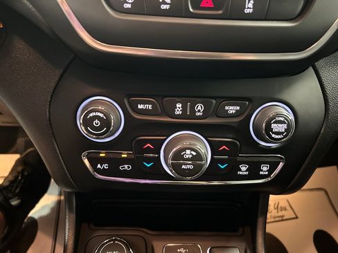 Used 2023 Jeep Cherokee Altitude Lux w/ Mopar Interior Package AWD/4WD image 19