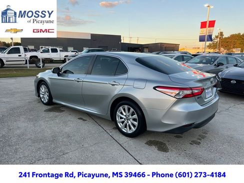 Used 2018 Toyota Camry LE image 5