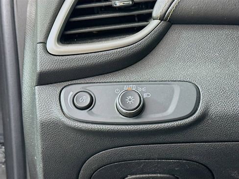 Used 2019 Chevrolet Trax LT w/ LT Convenience Package image 10