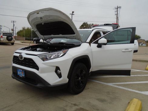 Used 2021 Toyota RAV4 XLE image 26