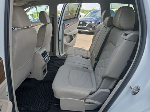 Used 2024 Volkswagen Atlas SE w/ Panoramic Sunroof Package FWD image 18