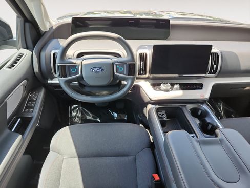 Used 2025 Ford Expedition Active RWD image 10