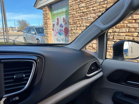 Used 2024 Chrysler Voyager LX image 35