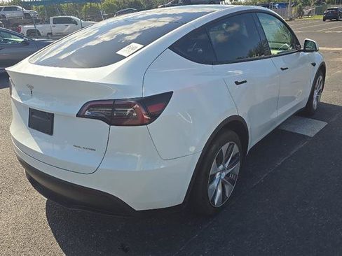 Used 2023 Tesla Model Y AWD image 3