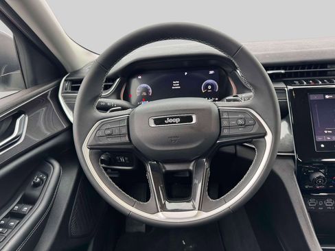 Used 2023 Jeep Grand Cherokee Laredo image 14