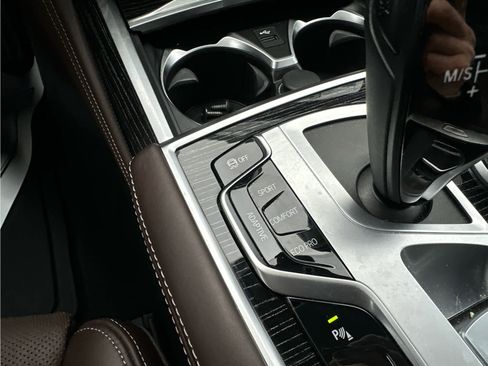 Used 2022 BMW 750i xDrive image 38