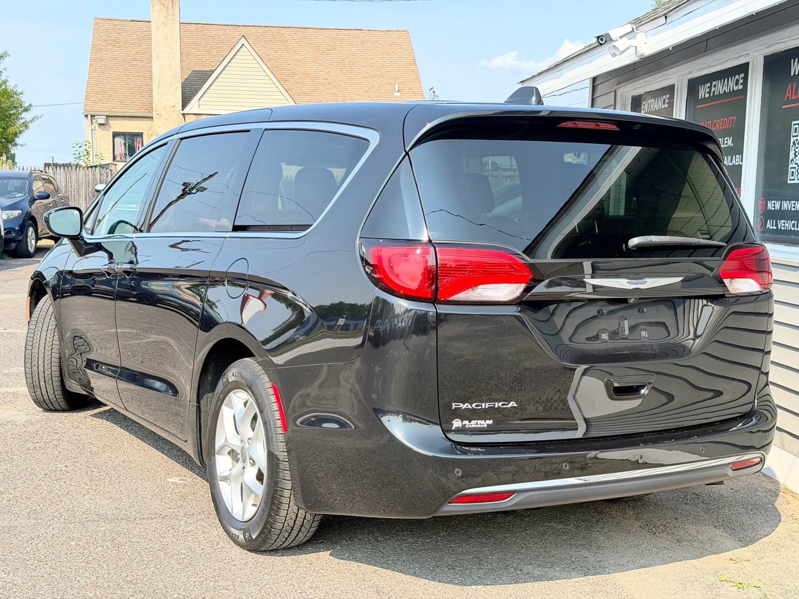Used 2020 Chrysler Pacifica Touring w/ Tire & Wheel Group FWD image 5
