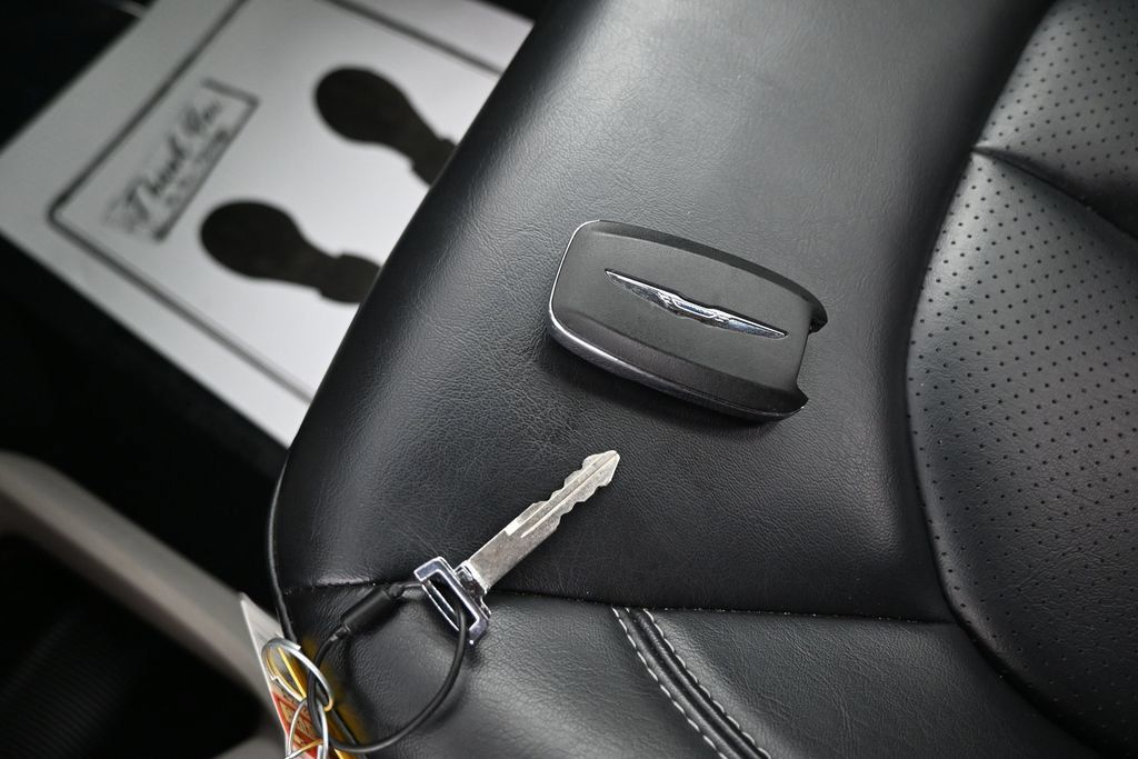 Used 2023 Chrysler Pacifica Touring-L FWD image 21