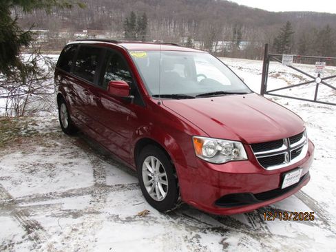 Used 2016 Dodge Grand Caravan SXT w/ UConnect Hands-Free Group image 2