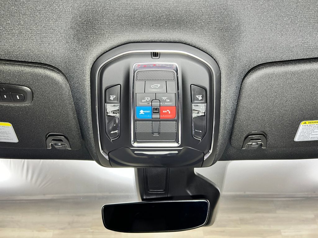 Used 2025 Jeep Wagoneer L Series II AWD/4WD image 25