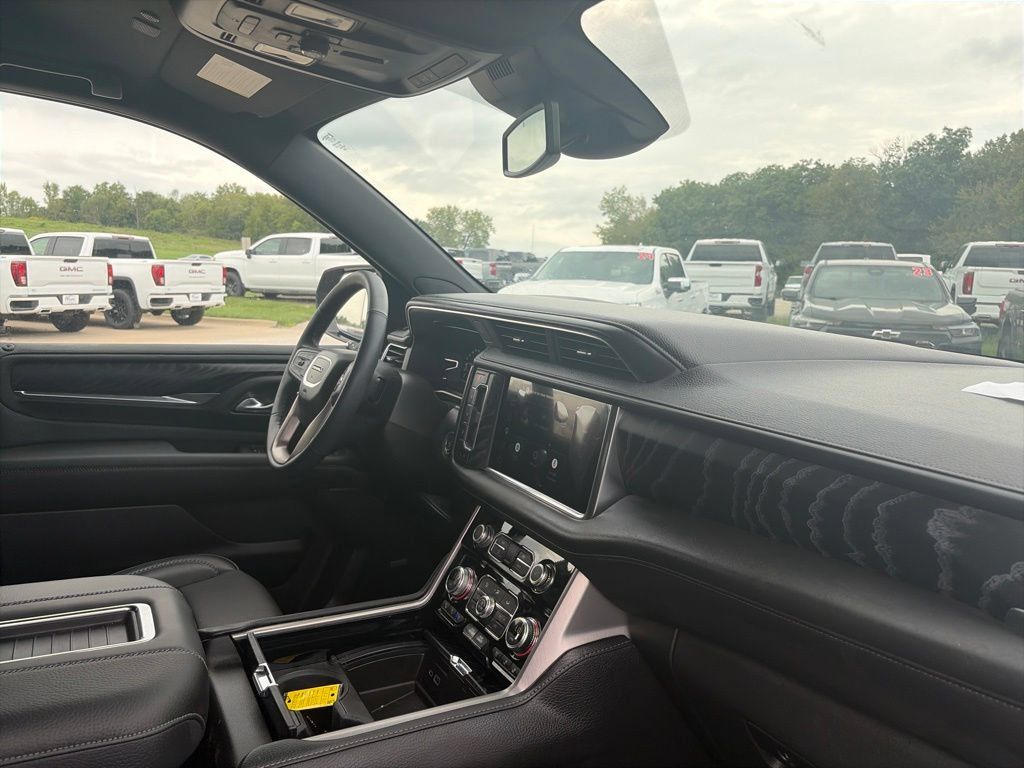 Used 2024 GMC Yukon XL Denali AWD/4WD image 15