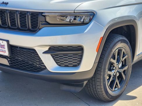 New 2025 Jeep Grand Cherokee Altitude image 7