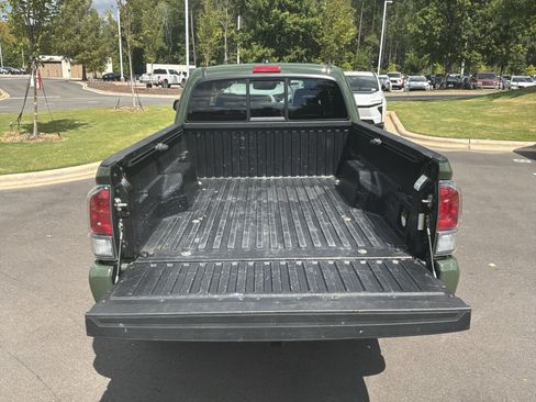 Used 2022 Toyota Tacoma TRD Sport w/ TRD Premium Sport Package AWD/4WD image 31