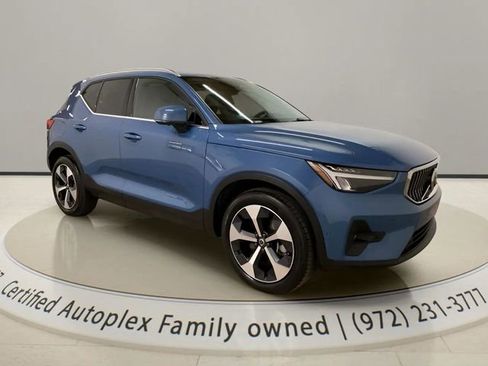 Used 2025 Volvo XC40 B5 Plus AWD/4WD image 7
