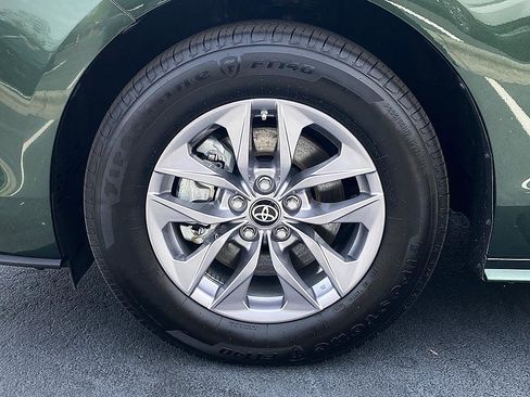 Certified 2025 Toyota Sienna XLE FWD image 8