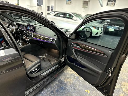 Used 2022 BMW 540i xDrive w/ M Sport Package image 30
