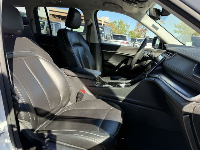 Used 2023 Jeep Grand Cherokee Limited w/ Black Appearance Package AWD/4WD image 9