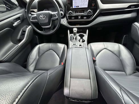 Used 2024 Toyota Highlander XLE AWD/4WD image 13