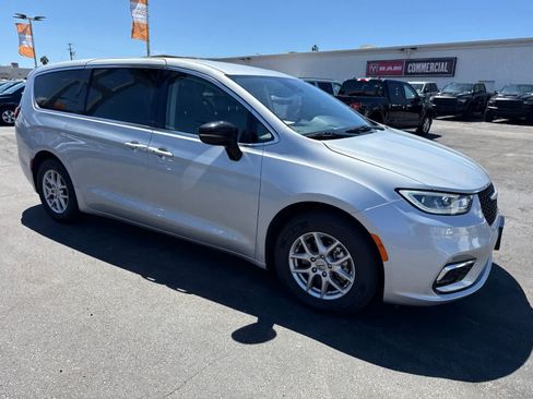 Used 2024 Chrysler Pacifica Touring-L FWD image 9