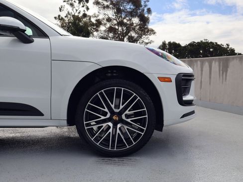 Certified 2025 Porsche Macan image 11