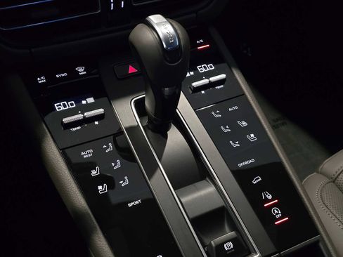 Used 2025 Porsche Macan image 35