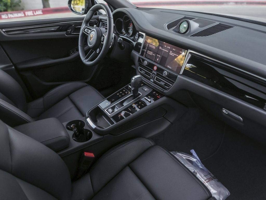 Certified 2026 Porsche Macan AWD/4WD image 39