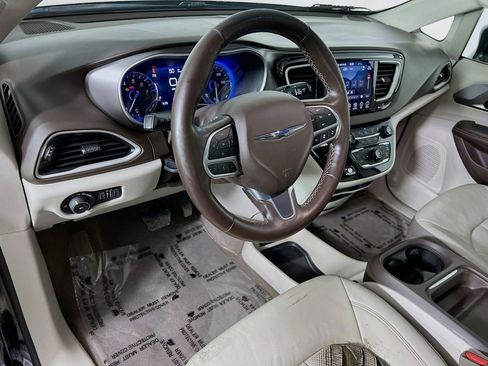 Used 2019 Chrysler Pacifica Touring-L w/ Advanced Safetytec Group image 9