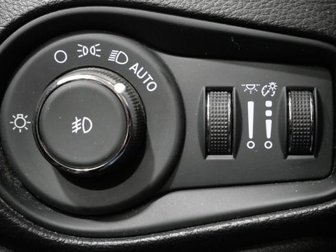 Used 2023 Jeep Renegade Latitude AWD/4WD image 13
