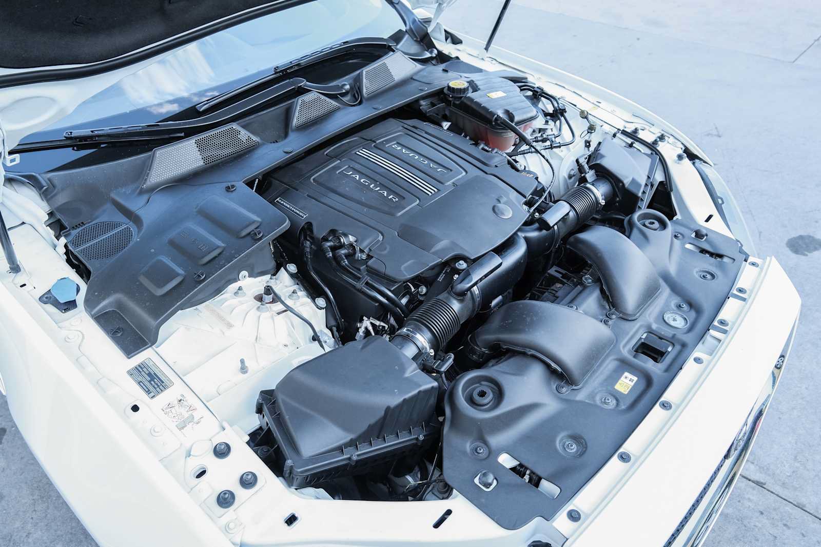 Used 2017 Jaguar XJ R-Sport RWD image 52