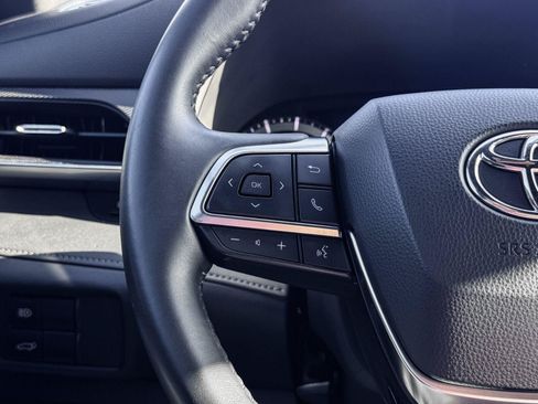 Used 2021 Toyota Highlander XSE FWD image 17