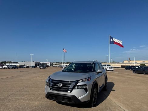 Certified 2024 Nissan Rogue SV FWD image 7
