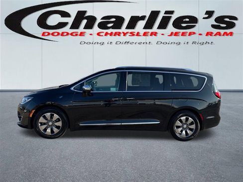 Used 2017 Chrysler Pacifica Platinum image 1