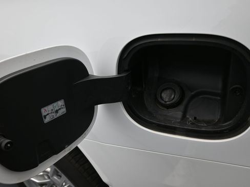 Used 2024 GMC Yukon XL SLT image 17