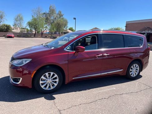 Used 2019 Chrysler Pacifica Touring-L FWD image 1
